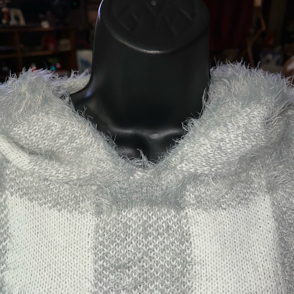 En/Kay By Navleen Cropped Plaid Sweater Hoodie - Picture 2 of 9